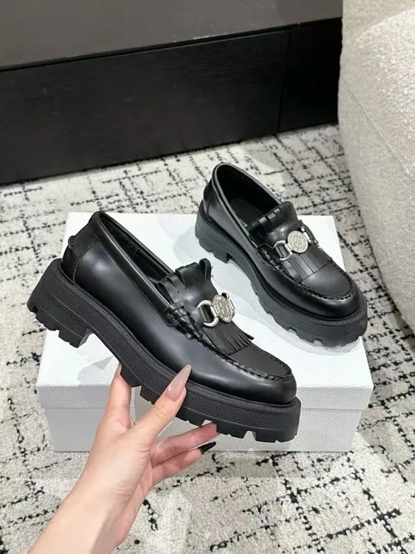 👟👟Ex-factory price 700👟👟 Dior 25/early spring new coin tassel thick-soled loafers made of black calf leather with white leather tassels to show a contrasting layering. The tassels are embellished with silver lucky star metal medals. They are very exquisite, comfortable and good-looking💯 and easy to match. Can be worn in spring, summer, autumn and winter! ✔️Upper: original imported open-edge beaded cowhide ✔️Inner lining: water-dyed cowhide ✔️Sole: original rubber foam outsole ✔️Size: 35-41 (40.41 customized, non-refundable)